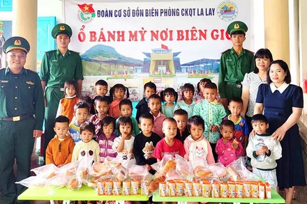 Năm 2024 triển khai mô hình "Ổ bánh mì nơi biên giới" đã hỗ trợ 2.128 ổ bánh mì và sữa cho học sinh.
