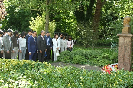 Tượng Chủ tịch Hồ Chí Minh ở công viên Montreau, thành phố Montreau.