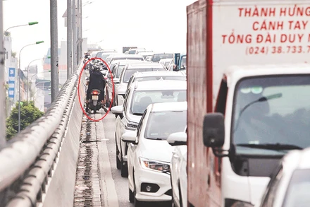 Khi bị phát hiện, nhiều trường hợp quay ngược chiều xe trên đường Vành đai 2, gây nguy hiểm cho hàng loạt phương tiện khác. Ảnh | TRẦN THANH