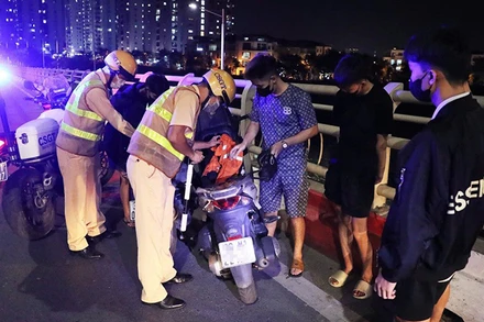 Nhiều thanh niên không đội mũ bảo hiểm, điều khiển xe mô-tô rú ga, lạng lách trên đường Trịnh Văn Bô đã bị lực lượng CSGT dừng phương tiện kiểm tra. Ảnh | MINH PHƯƠNG