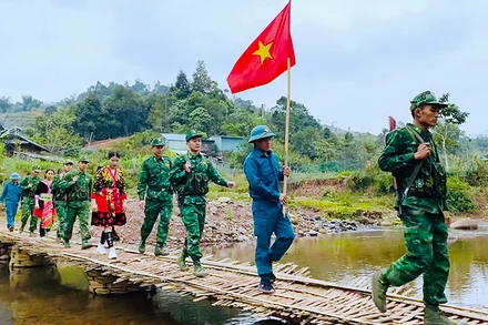Cán bộ, chiến sĩ Đồn Biên phòng Na Cô Sa phối hợp tổ tự quản tuần tra đường biên, cột mốc.