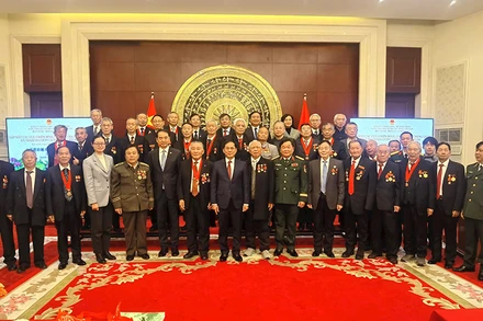 Ông Trương Văn Bân và các cựu chiến binh Trung Quốc tại hoạt động tri ân của Bộ Quốc phòng Việt Nam tổ chức tháng 12/2024 tại Bắc Kinh. Ảnh | NVCC