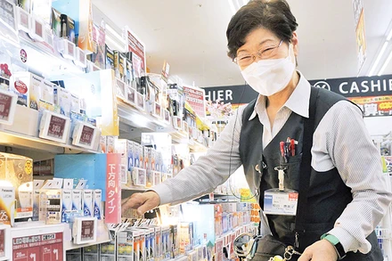 Bà Emiko Kumagai, 80 tuổi làm việc tại cửa hàng đồ điện tử Nojima Co tại Kawaguchi, tỉnh Saitana. Ảnh: KYODO