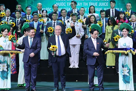 Ông Ngô Minh Hải, Chủ tịch Hội đồng Quản trị Tập đoàn TH nhận biểu trưng Thương hiệu quốc gia năm 2024.