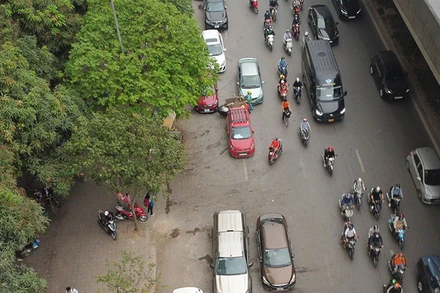 Tình trạng lấn chiếm lòng đường đỗ xe trái phép vẫn tái diễn khi vắng bóng lực lượng chức năng. Ảnh | NGÂN TUYỀN