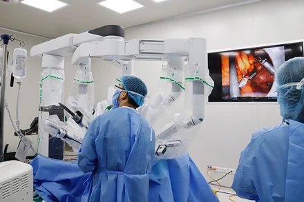 Phẫu thuật nội soi với hệ thống Robot Da Vinci Xi cho người bệnh ung thư tại Bệnh viện K. Ảnh | TRẦN HẢI