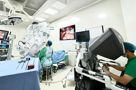 Các bác sĩ thực hiện phẫu thuật nội soi với hệ thống robot Da Vinci cho người bệnh ung thư đại trực tràng tại Bệnh viện K. Ảnh | TRẦN HÀ