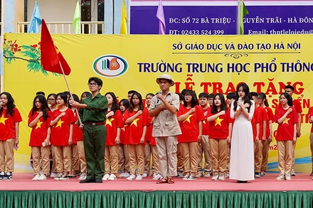 Học sinh Trường THPT Lê Lợi (Hà Nội) hát Quốc ca tại Lễ trao tặng 1.500 lá cờ Tổ quốc gửi các chiến sĩ biển đảo Trường Sa và thi hát Quốc ca. 