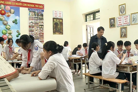 Chiếc nón lá truyền thống đã có mặt trong những tiết học của thầy và trò Trường THCS Gia Thanh, huyện Phù Ninh, Phú Thọ. 