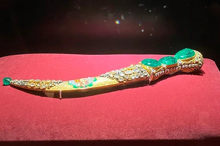 Con dao găm “Topkapi Emerald” nổi tiếng, với phần chuôi gắn ba viên ngọc lục bảo Columbia cỡ lớn và phần vỏ bằng vàng nạm đá quý. 