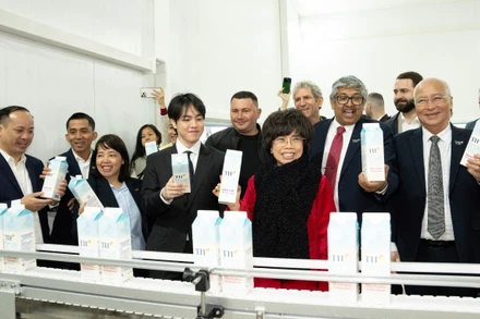 Nhà sáng lập Tập đoàn TH Thái Hương và các đại biểu tham quan Nhà máy sữa TH tại tỉnh Kaluga.