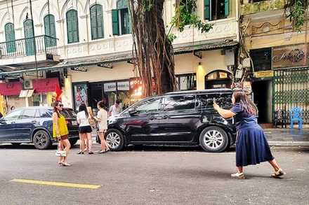 Nhiều chị em bất chấp nguy hiểm, đứng giữa đường tạo dáng chụp ảnh tại phố Nhà Thờ (phường Hàng Trống, quận Hoàn Kiếm, Hà Nội). Ảnh | MẠNH TRƯỜNG