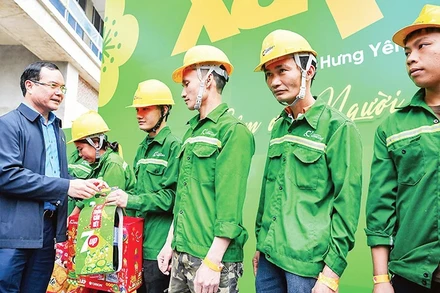 Chủ tịch Tổng Liên đoàn Lao động Việt Nam Nguyễn Đình Khang trao quà tặng công nhân. Ảnh THÀNH ĐẠT