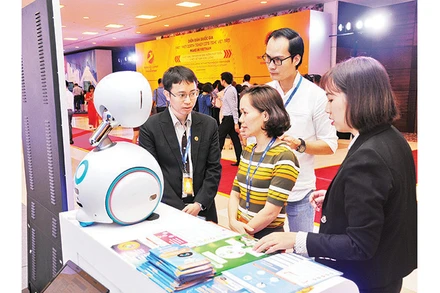 Khách tham quan sản phẩm Robots tại triển lãm trong khuôn khổ Diễn đàn Quốc gia phát triển doanh nghiệp công nghệ Việt Nam. Ảnh | ĐỨC ANH