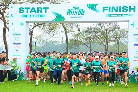 Những bước chạy đầu tiên của cự ly 10km giải chạy "Run with me - Cộng đồng khỏe".