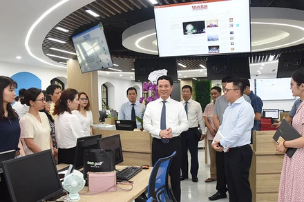 Bộ trưởng Thông tin và Truyền thông thăm tòa soạn hội tụ của Báo Nhân Dân