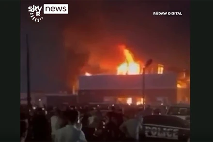 Đám cháy bùng lên dữ dội. (Nguồn: Sky News)