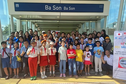 Đoàn tham quan tìm hiểu về nhà ga Ba Son thuộc tuyến metro Bến Thành-Suối Tiên.