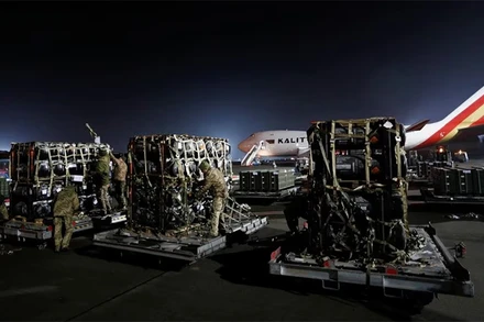 Viện trợ của Mỹ cho Ukraine tới sân bay quốc tế Boryspil, gần Kiev, ngày 10/2/2022. (Ảnh: Reuters)