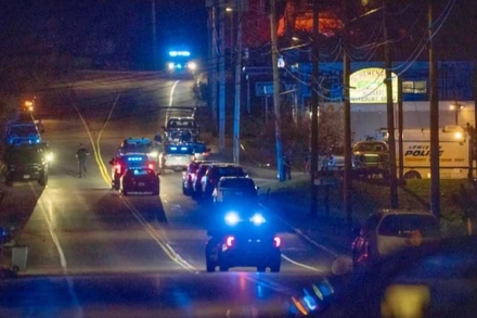 Hàng trăm cảnh sát đang truy tìm nghi phạm xả súng tại thành phố Lewiston. (Ảnh: AP)