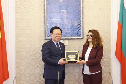 Chủ tịch Quốc hội Vương Đình Huệ tặng quà lưu niệm Chủ tịch Nhóm Nghị sĩ của Đảng Gerb-UDF Desislava Atanasova. (Ảnh: TTXVN) 