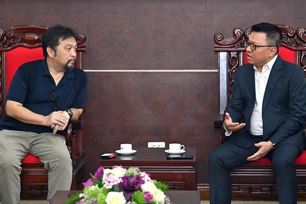 Tổng Biên tập Lê Quốc Minh tiếp ông Yasu Nagahata, Giám đốc ABU Programming. (Ảnh: Duy Linh)