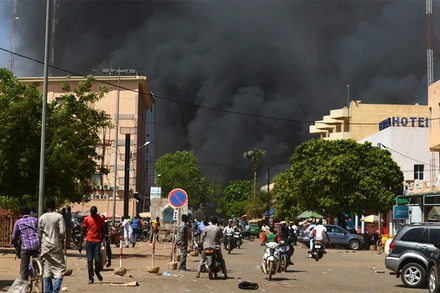 Khói bốc lên từ hiện trường một vụ tấn công ở Ouagadougou, Burkina Faso. (Ảnh: AFP/TTXVN)