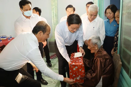 Trưởng Ban Nội chính Trung ương Phan Đình Trạc tặng quà Mẹ Việt Nam Anh hùng Nguyễn Thị Rực.