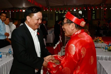 Đồng chí Đinh Tiến Dũng hỏi thăm, trò chuyện với người cao tuổi thôn Vang.