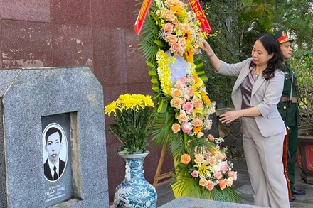 Phó Chủ tịch nước Võ Thị Ánh Xuân dâng hoa tại khu mộ cố Tổng Bí thư Trần Phú.