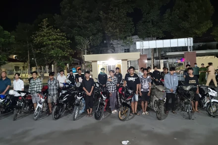 Nhóm thanh thiếu niên tham gia đua xe trái phép bị bắt.