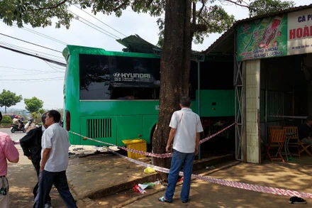 Sau khi xảy ra va chạm với xe tải, xe khách đã đâm thẳng vào một nhà dân ven đường, gây hậu quả nghiêm trọng.