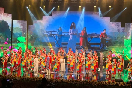 Tiết mục văn nghệ của các em thiếu nhi trong và ngoài nước phối hợp biểu diễn tại chương trình.