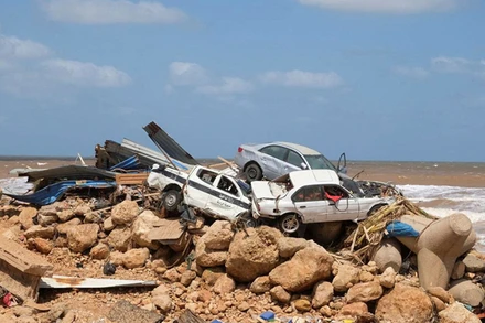 Cảnh ngổn ngang tại thành phố Derna, Libya, sau khi cơn bão Daniel quét qua. (Ảnh: Reuters)