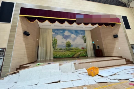 Một phần trần của phòng tập thể dục tại trường tiểu học Yeosu bị sập. (Ảnh: Yonhap)