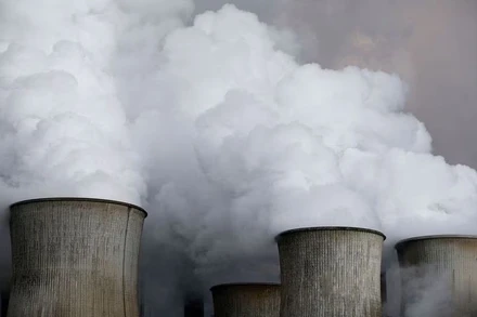 Hơi nước bốc lên từ các tháp giải nhiệt của nhà máy điện than của RWE, một trong những công ty điện và khí đốt lớn nhất châu Âu ở Niederaussem, Đức, ngày 3/3/2016. (Ảnh: Reuters)