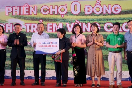 Trao phiếu mua hàng tại phiên chợ 0 đồng.