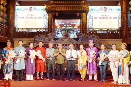 Lãnh đạo Trung tâm Bảo tồn di tích cố đô Huế và Hội nghệ sĩ Sân khấu Thừa Thiên Huế tặng hoa chúc mừng các nghệ sĩ đoạt giải cao trong các cuộc thi năm 2023. (Ảnh: LM)