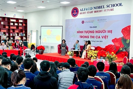 Buổi tọa đàm nhận được sự hưởng ứng của đông đảo giáo viên và các em học sinh.