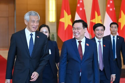 Chủ tịch Quốc hội Vương Đình Huệ hội kiến Thủ tướng Singapore Lý Hiển Long