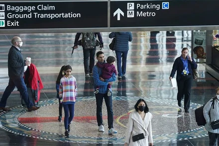 Sân bay quốc gia Ronald Reagan Washington sau khi Tổng thống Mỹ Joe Biden tuyên bố không còn bắt buộc đeo khẩu trang trên các phương tiện giao thông cộng cộng, từ cuối tháng 4/2022. (Ảnh: Reuters)