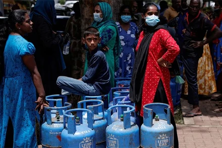 Người dân xếp hàng để mua gas tại Colombo, Sri Lanka, ngày 23/5/2022. (Ảnh: Reuters)