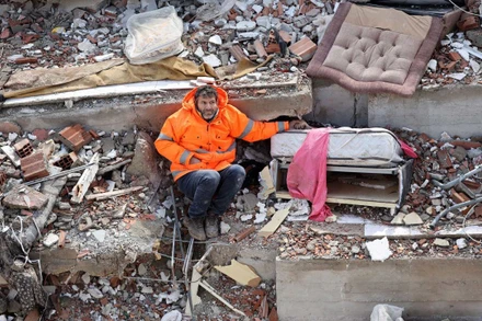 Phía sau bức ảnh cha nắm tay con gái đang nằm dưới đống đổ nát tại Thổ Nhĩ Kỳ