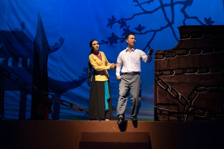 Công tác định hướng, chỉ đạo nghệ thuật, tổng đạo diễn có vai trò vô cùng quan trọng đối với đơn vị nghệ thuật biểu diễn chuyên nghiệp. Trong ảnh: Cảnh trong vở “Kỳ Đồng Nguyễn Văn Cẩm”-Nhà hát Chèo Thái Bình. (Ảnh: Nguyễn Hoàng). 