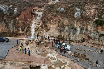 Tuyến đường tại thành phố Shahhat, Libya, bị gián đoạn do mưa lũ. (Ảnh: Reuters)