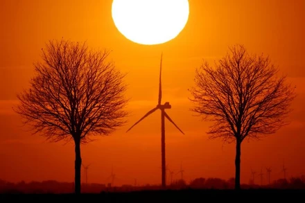 Cảnh hoàng hôn tại Bourlon, Pháp, ngày 23/2/2021. (Ảnh: Reuters) 