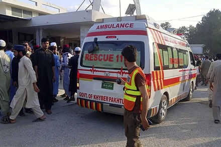 Xe cứu thương tới hiện trường vụ nổ. (Ảnh: AP)