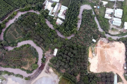 Sông Buông đang bị ô nhiễm nghiêm trọng do việc rửa cát, đá ven sông.