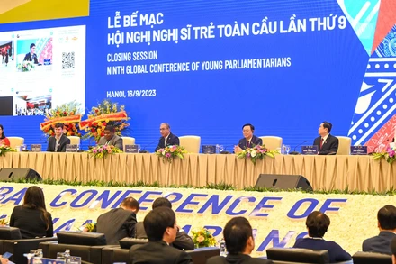 Chủ tịch Quốc hội Vương Đình Huệ, Phó Chủ tịch Thường trực Quốc hội Trần Thanh Mẫn, Chủ tịch IPU Duarte Pacheco, Tổng Thư ký IPU Martin Chungong, Chủ tịch Diễn đàn Nghị sĩ trẻ IPU Dan Carden và các đại biểu dự phiên bế mạc. (Ảnh: DUY LINH) 