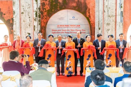 Các đại biểu, khách mời cắt băng khánh thành triển lãm.